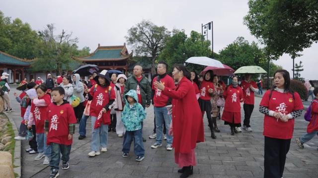 吃了岳阳菜, 与本地球迷, 江西 吃了岳阳菜, 与本地球迷, 江西