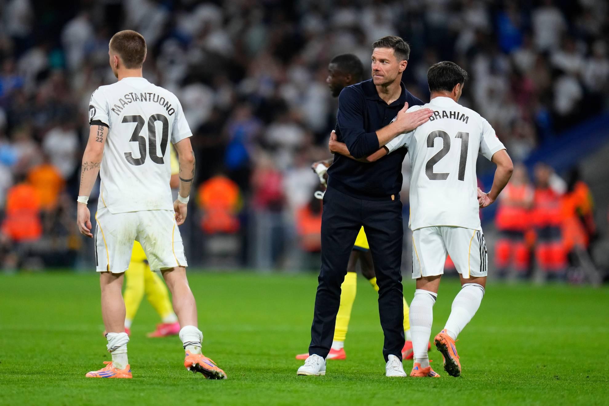 阿隆索正面, 球员似乎在, 而迪亚斯则 阿隆索正面, 球员似乎在, 而迪亚斯则